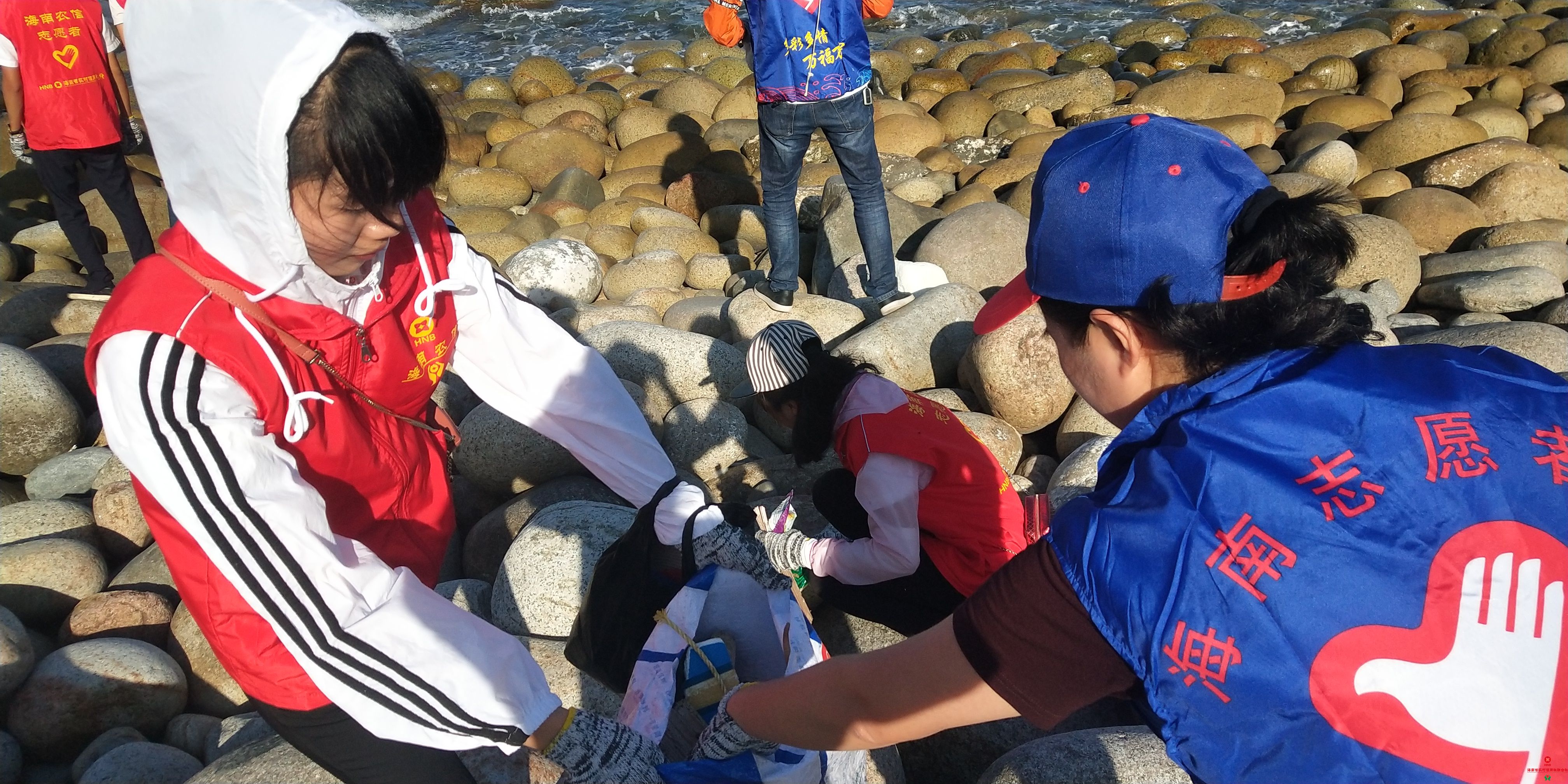万宁联社团总支积极参与“文明自贸区（港）志愿者在行动”之“清洁沙滩.保护蔚蓝”志愿服务活动