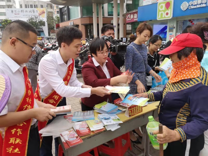 东方市农村信用合作联社参与东方市2019年“三八”妇女维权周宣传咨询活动暨3·15金融消费者权益日活动