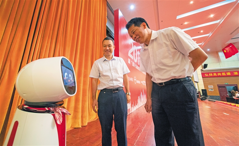 海南多家银行网点引进智能机器人 这个宣传员不仅“萌”,还挺“智能”