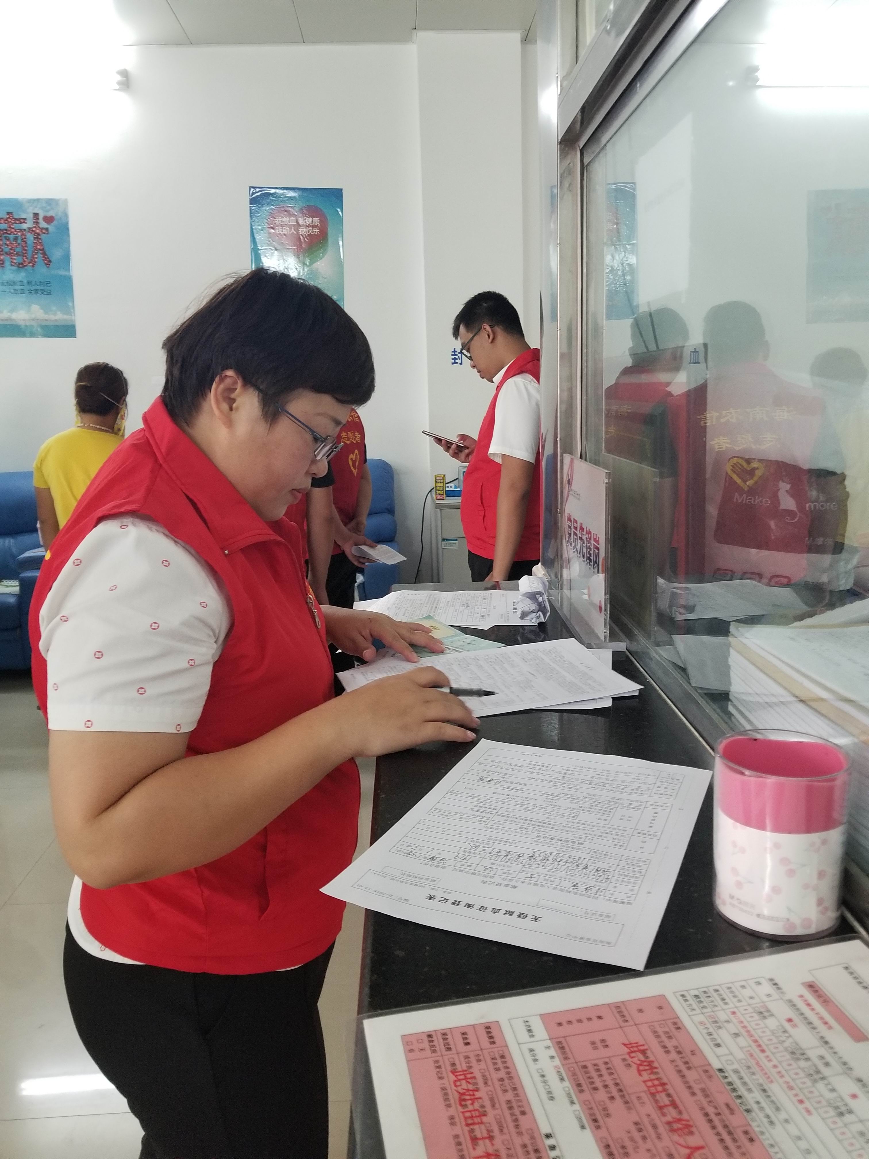东方市农信社组织开展“以消费者为中心优化服务” 无偿献血公益活动