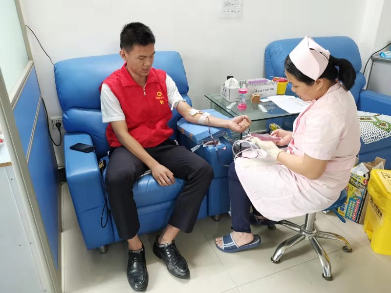 东方市农信社组织开展“以消费者为中心优化服务” 无偿献血公益活动