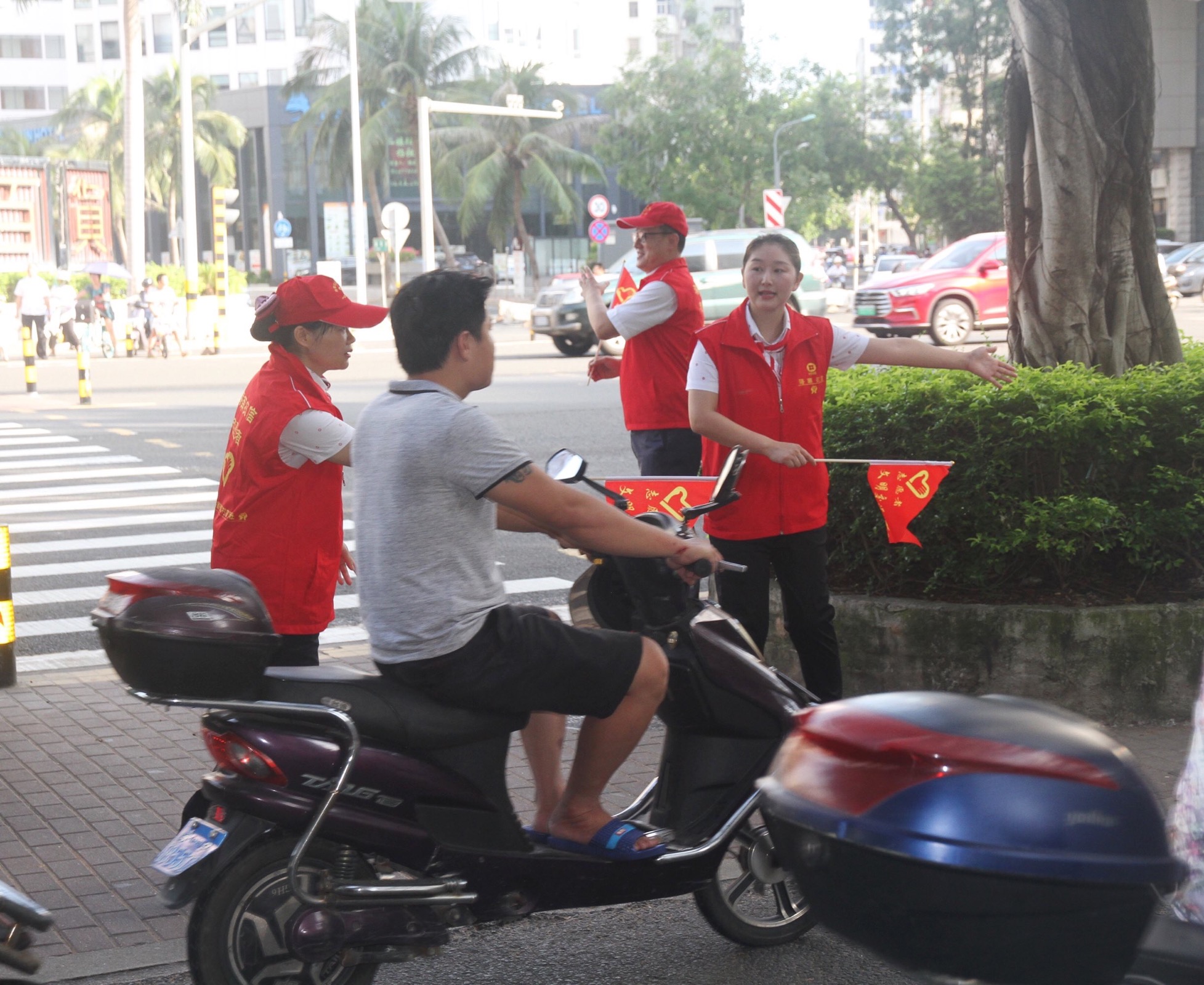 海口农商银行志愿者走上街头倡导文明出行