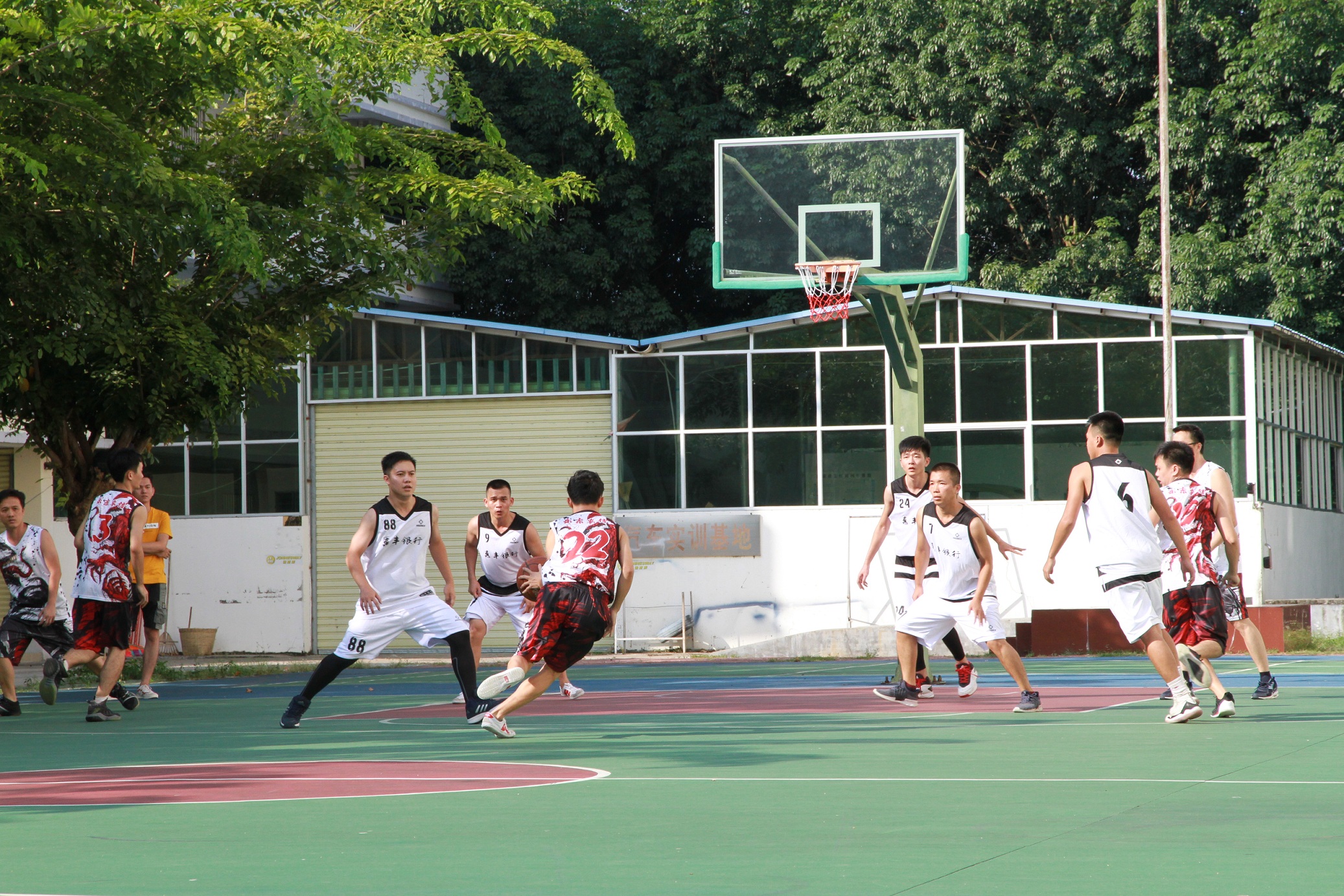 乐东县联社与乐东惠丰村镇银行组织开展篮球友谊赛