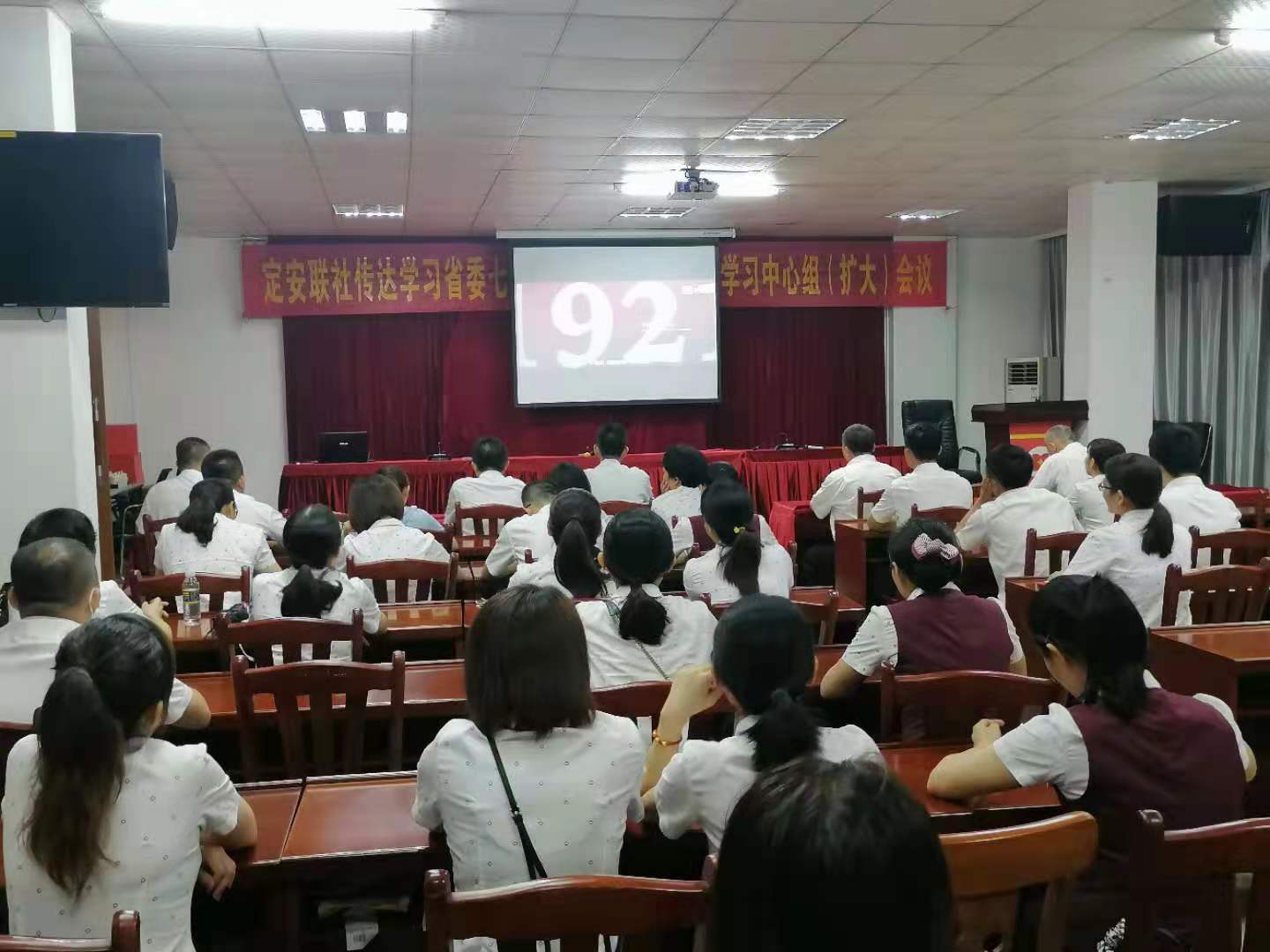 定安联社组织开展观看红色教育电影活动