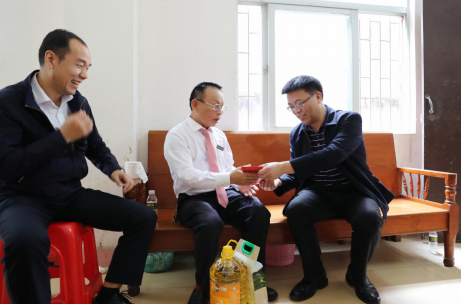 省联社党委副书记、主任刘政权节前走访慰问老党员和困难职工