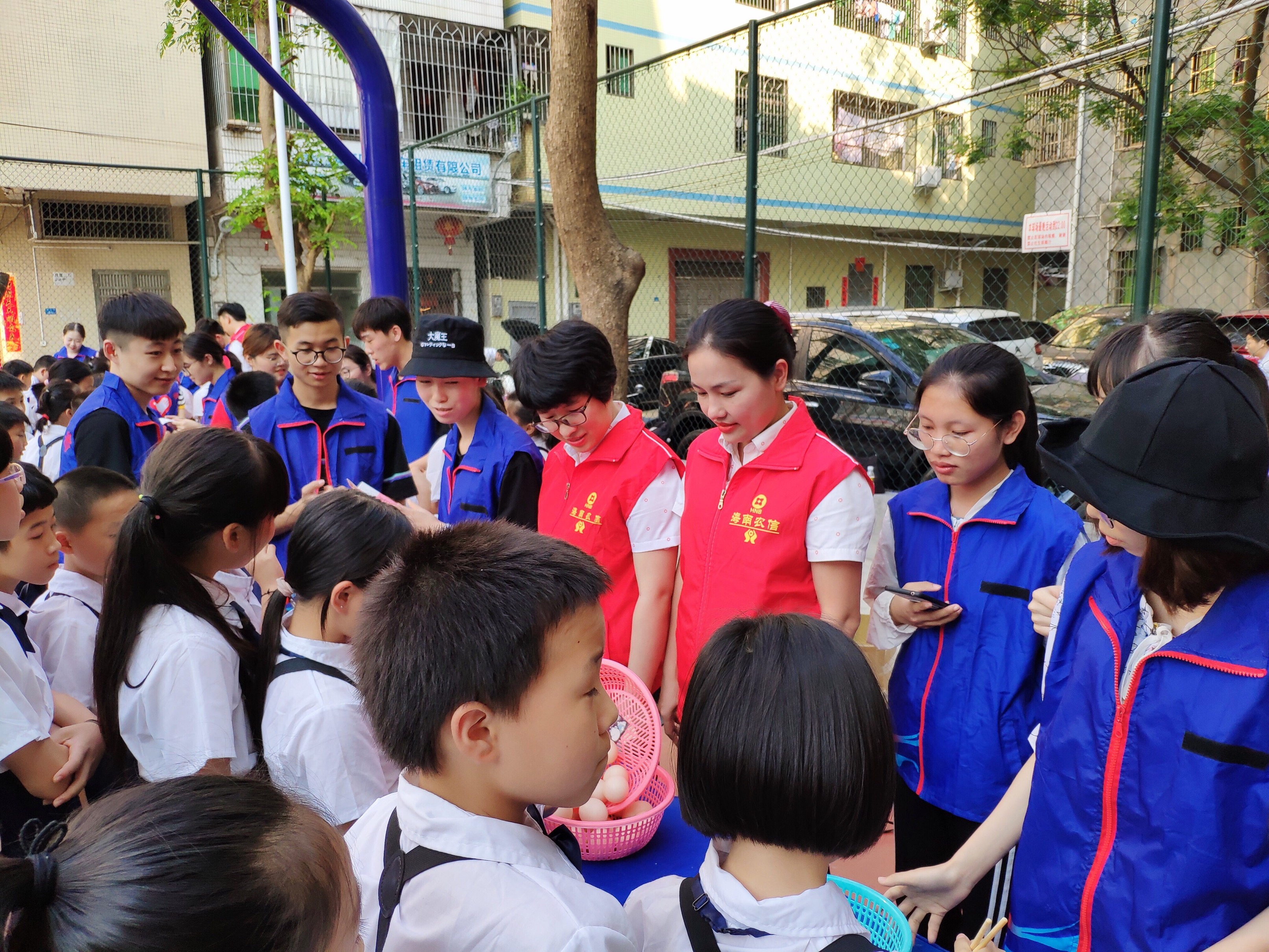 海口农商银行团委积极开展学雷锋月暨关爱青少年成长志愿者服务活动