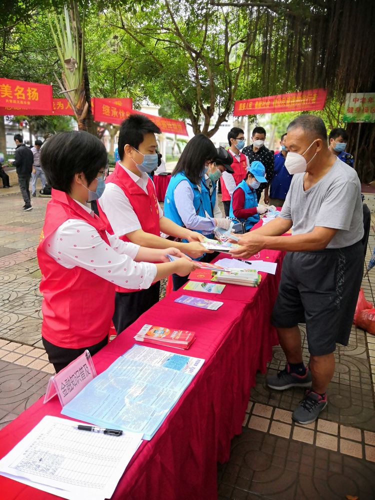 文昌农商银行开展学雷锋志愿服务活动