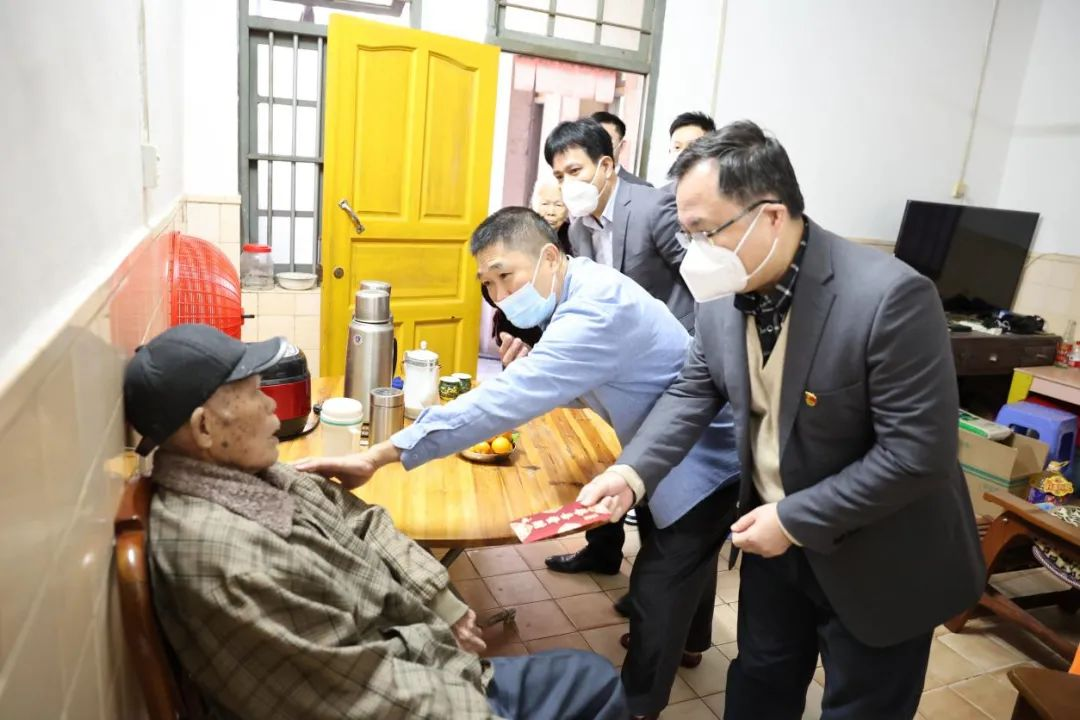 省联社党委班子成员开展走访慰问生活困难党员、老党员和老干部活动