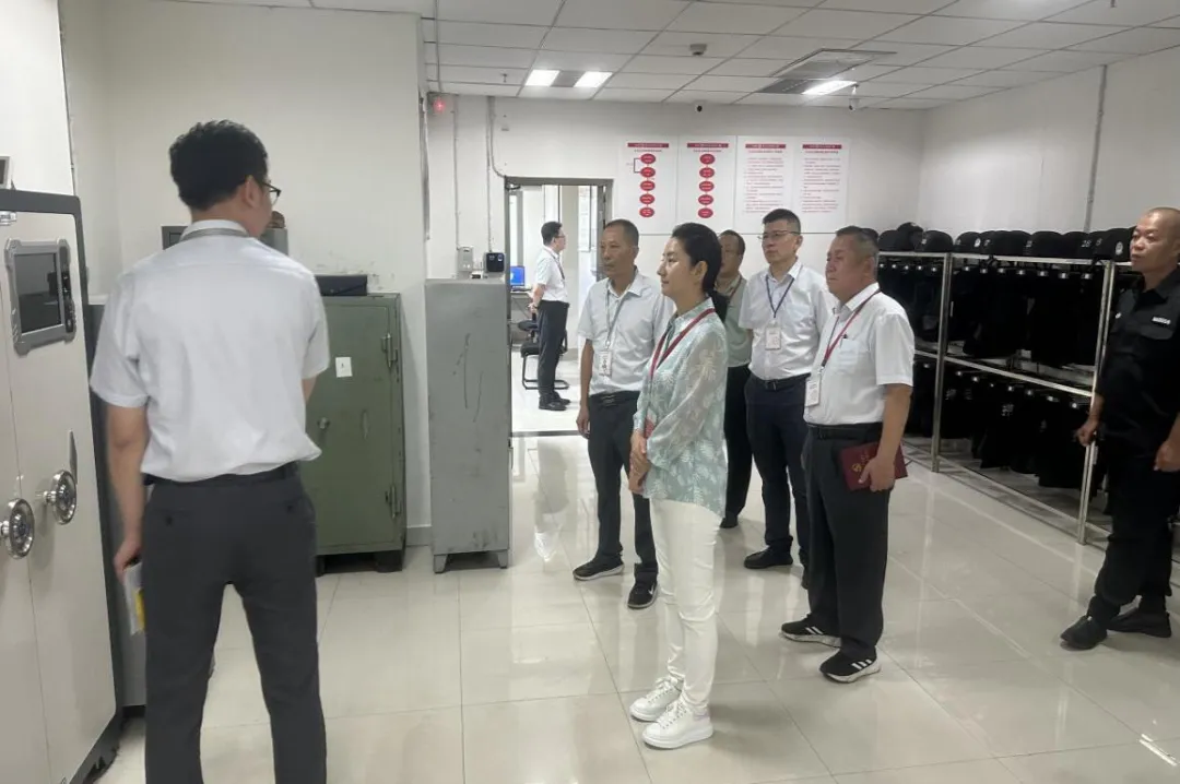 司亚杰带队到海口支行中心库调研