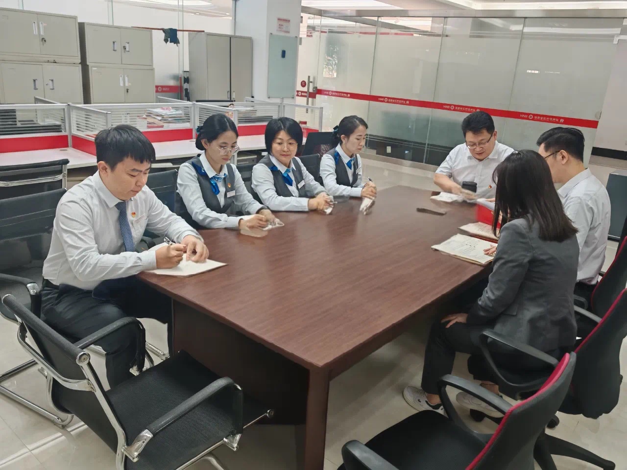 海南农商银行海口支行党委班子成员赴基层党支部开展党建与业务融合发展专题调研指导