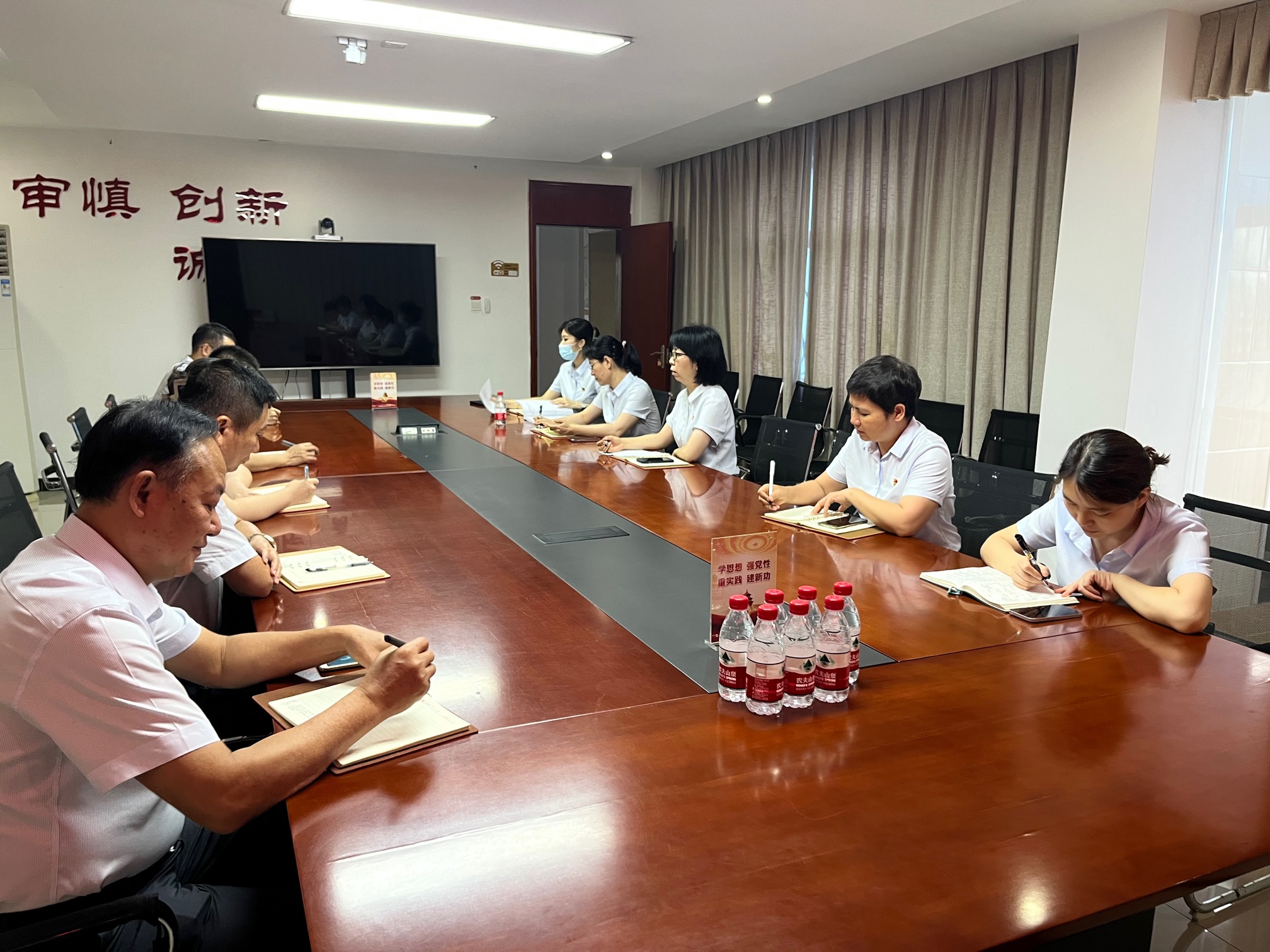 三亚农商银行各党支部开展员工异常行为管理学习教育主题党日活动