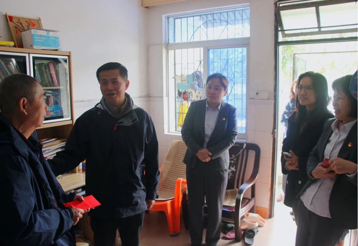 省委金融工委领导赴海南农商银行文昌支行走访慰问困难老党员并开展调研