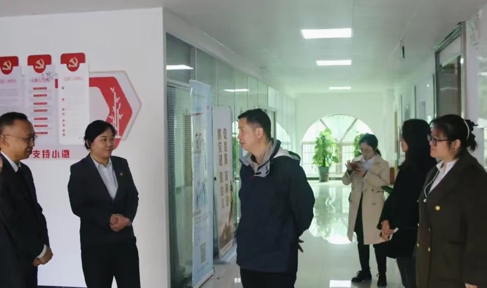 省委金融工委领导赴海南农商银行文昌支行走访慰问困难老党员并开展调研 省委金融工委领导赴海南农商银行文昌支行走访慰问困难老党员并开展调研