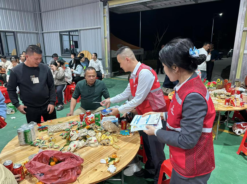 暖冬行动|屯昌支行与新兴镇政府联合开展“送金融知识，共建迎新春佳节”活动
