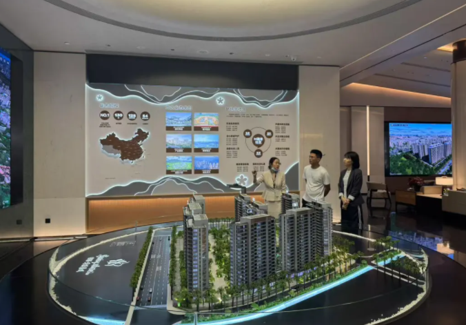 万宁支行五一期间开展房地产企业专项走访活动