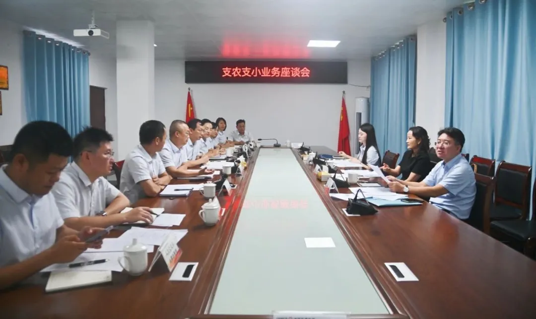 邹燕玲赴琼中支行调研并走访网点一线