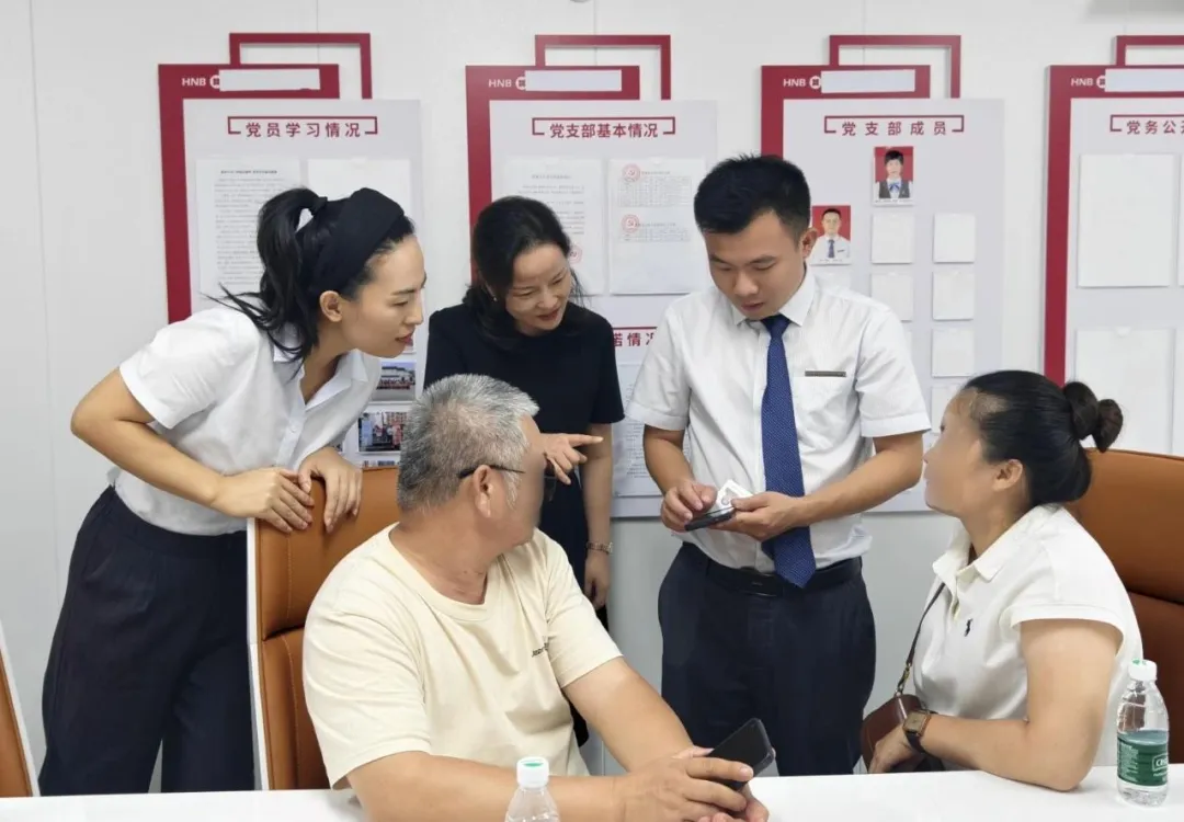 邹燕玲赴琼中支行调研并走访网点一线