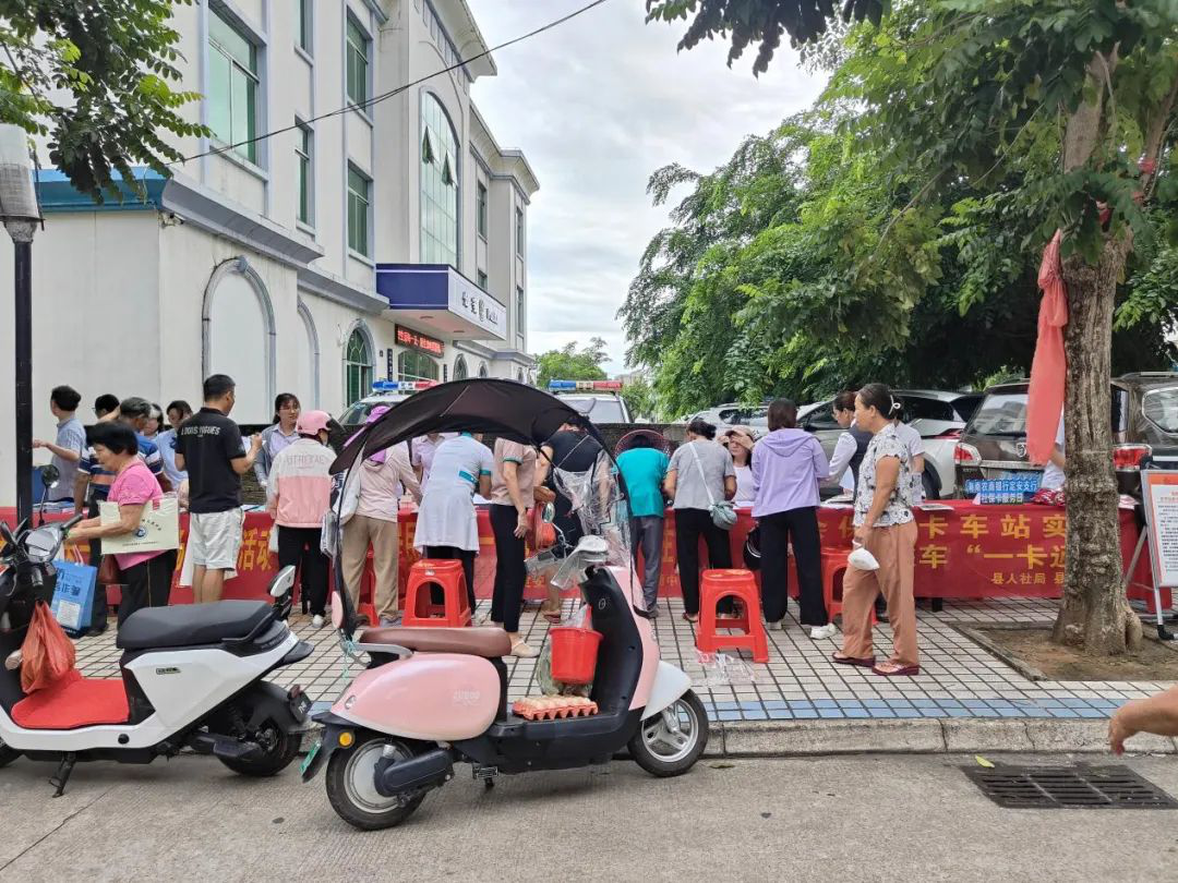 定安支行联合县一卡通中心开展社保卡便民宣传