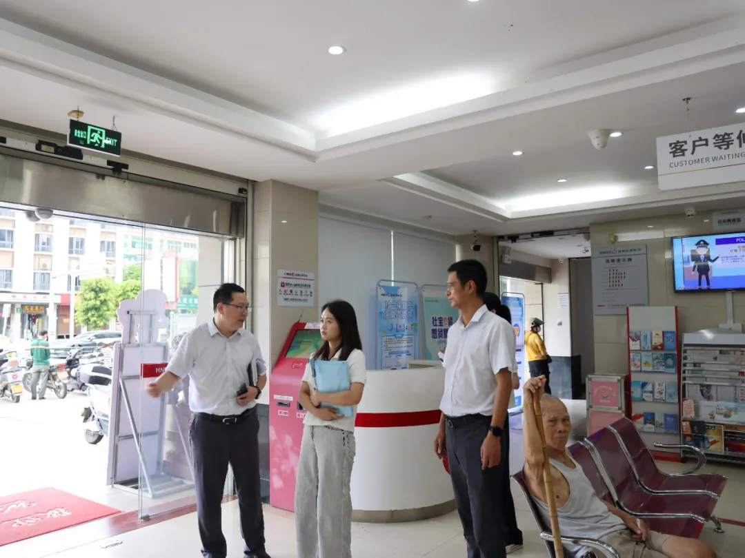 昌江金融监管支局到昌江支行调研指导
