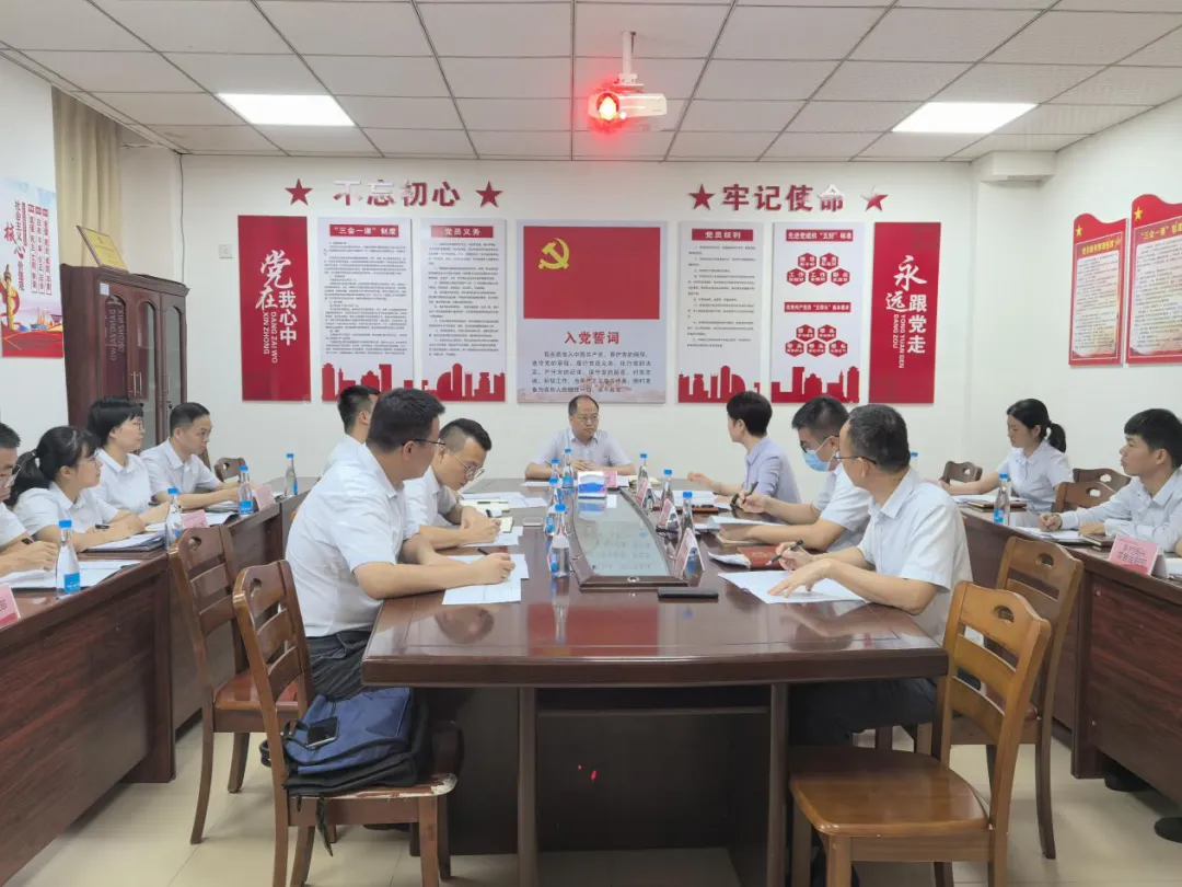 冯浩昆到保亭支行调研