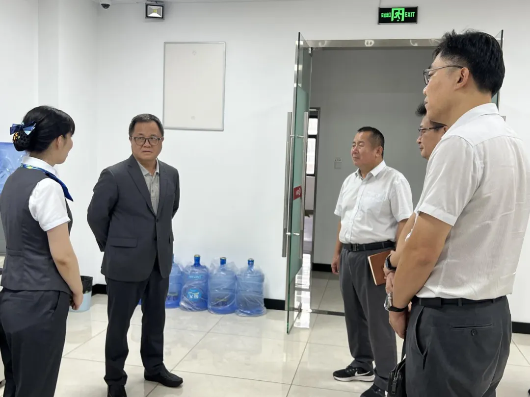 李晓刚到海口支行调研指导
