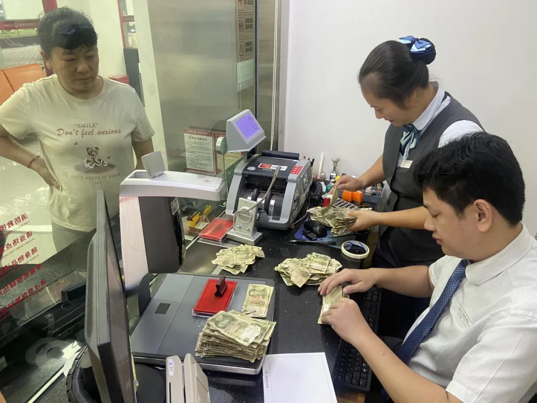 万宁支行残币兑换暖民心