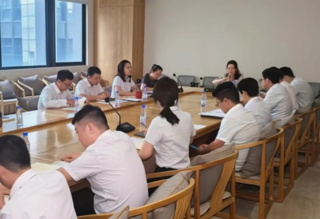 邹燕玲到海口支行调研座谈