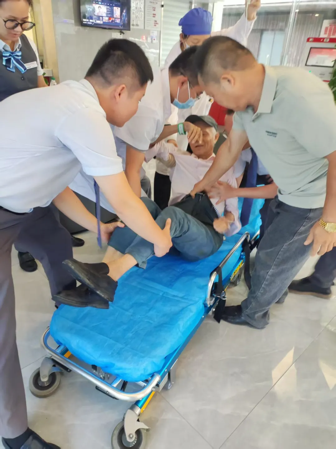 雨中紧急救援!琼海乐城支行暖心守护晕倒老人 雨中紧急救援!琼海乐城支行暖心守护晕倒老人