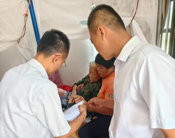 琼海博鳌支行上门服务,为患病老人打通就医报销路 琼海博鳌支行上门服务,为患病老人打通就医报销路