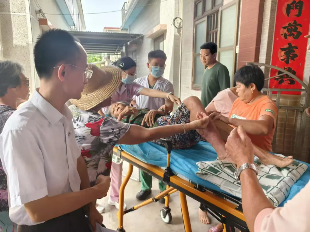 琼海博鳌支行上门服务,为患病老人打通就医报销路 琼海博鳌支行上门服务,为患病老人打通就医报销路