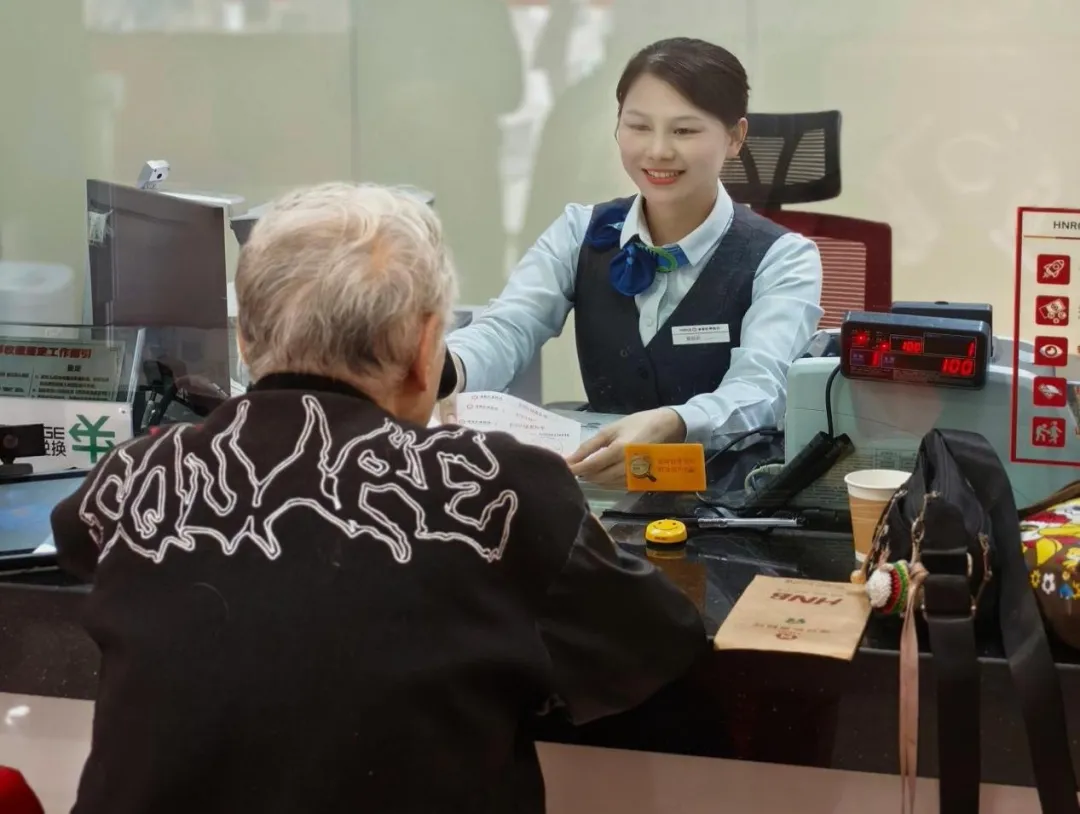 蔡燕虾：用微笑解锁银行服务的“暖心密码”