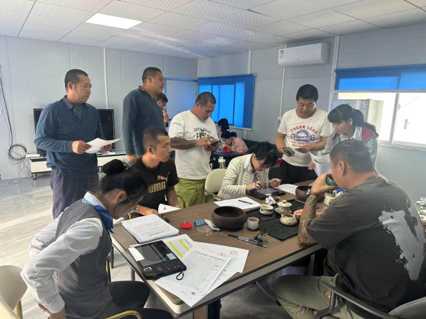 乐东支行把“移动柜台”搬进工地