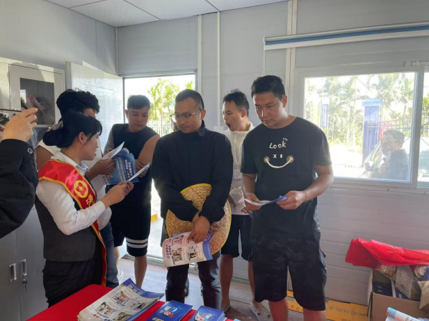 乐东支行把“移动柜台”搬进工地