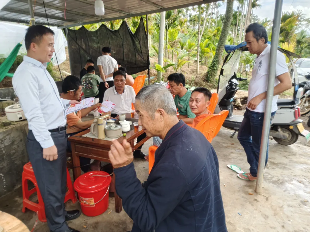 海南农商银行乡村振兴工作队以 “乡音宣讲” 让党的二十届四中全会精神扎根乡土