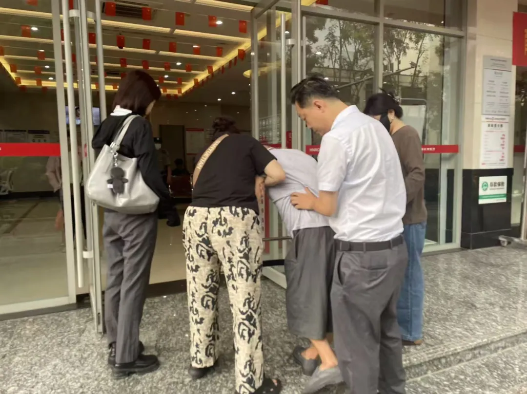 海南农商银行五指山中心市场支行：暖心服务护夕阳，适老举措显担当