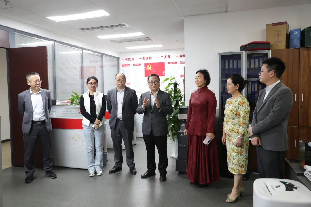 海南农商银行党委班子成员走访慰问年终决算一线员工