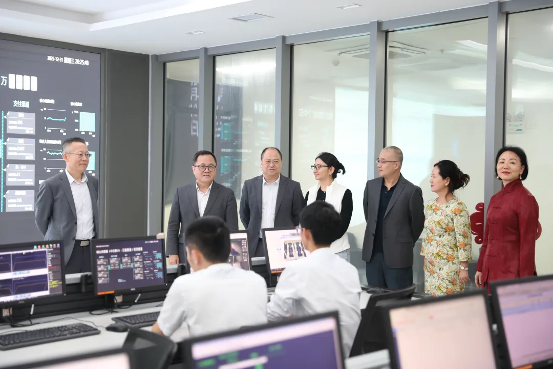 海南农商银行党委班子成员走访慰问年终决算一线员工