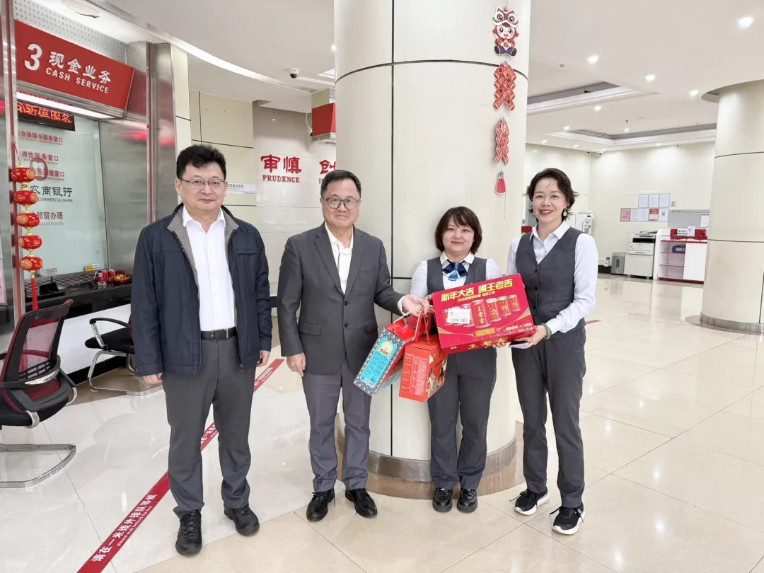 李晓刚大年初一看望慰问坚守岗位的一线员工