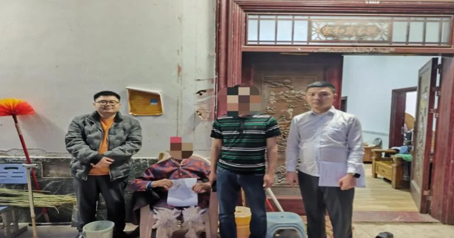 琼中吊罗山支行主动上门解高龄客户燃眉之急 琼中吊罗山支行主动上门解高龄客户燃眉之急