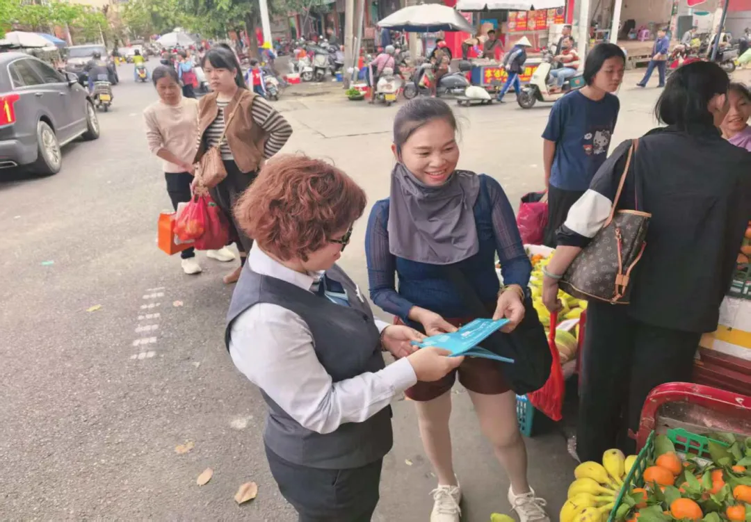 “小零钱”服务大民生 儋州解放支行为红旗市场商圈送上“零钱包”便民服务 “小零钱”服务大民生 儋州解放支行为红旗市场商圈送上“零钱包”便民服务