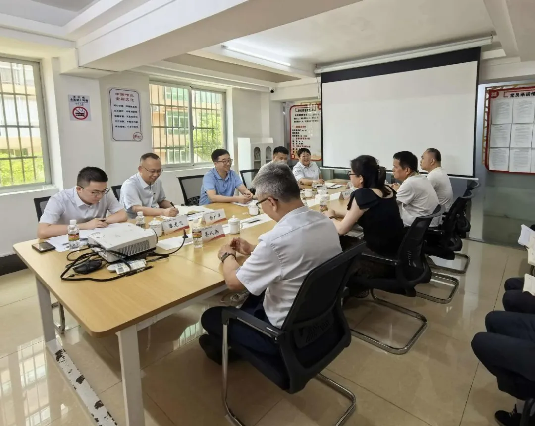 黄亮一行到定安支行调研