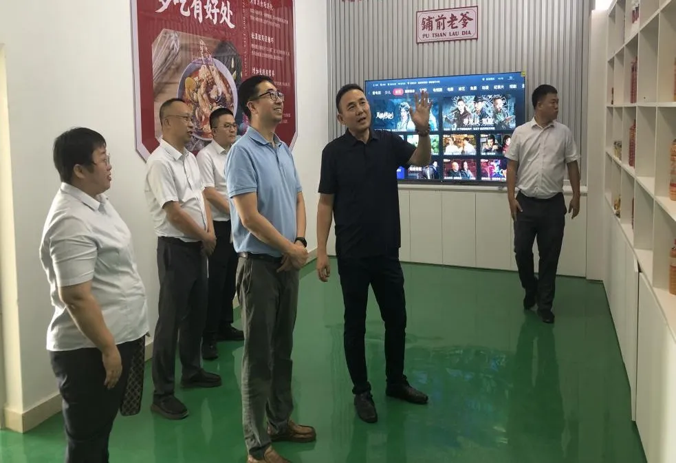 黄亮一行到定安支行调研