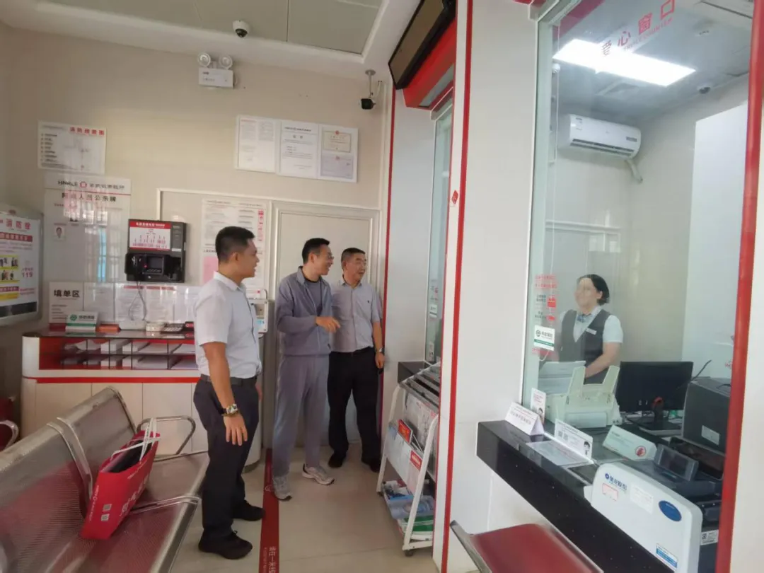 陈维以“四不两直”方式深入三亚支行基层网点调研并走访小微涉农客户 陈维以“四不两直”方式深入三亚支行基层网点调研并走访小微涉农客户