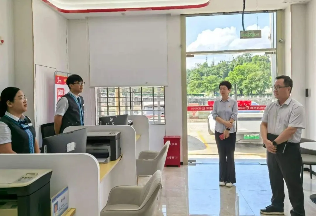 李晓刚到保亭支行、陵水支行调研