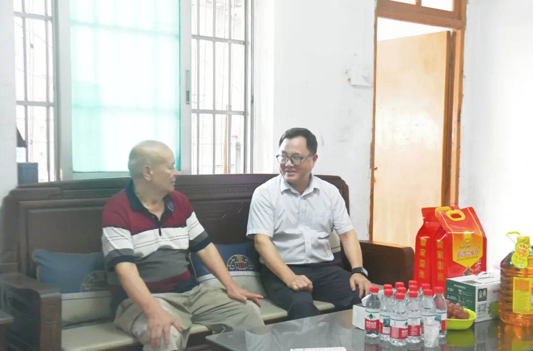 李晓刚到琼中支行调研走访 李晓刚到琼中支行调研走访
