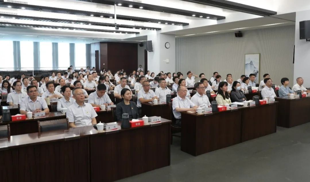 海南农商银行集中收看庆祝中国共产党成立105周年大会直播