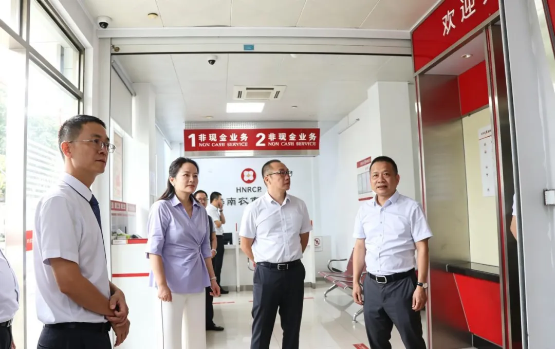 邹燕玲到白沙支行开展调研 邹燕玲到白沙支行开展调研